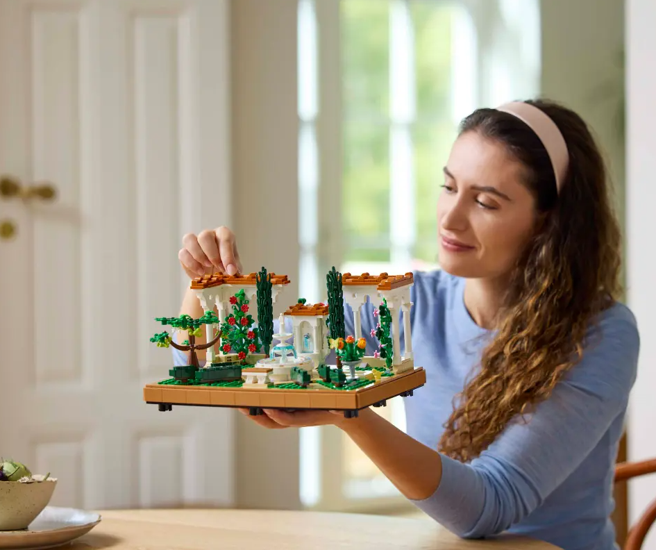 LEGO® Icons 10359 Have med springvand